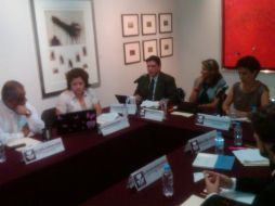En la foto diputados del Congreso del Estado de Jalisco y organizaciones civiles. T. VILLASEÑOR  /