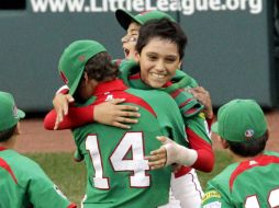 Alvaro Valdez salta de alegría con el  pitcher Jorge Jacobo (14) y  David Ramirez por el avance a la final.AP  /