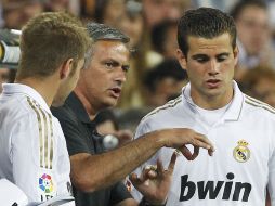 Mourinho da indicaciones a los jugadores Nacho (D) y Mandi en lo que fue el triunfo del equipo sobre el Galatasaray.AP  /