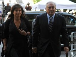 Strauss Kahn en compañia de su esposa Anne Sinclair, tras ser liberado de los cargos en su contra. EFE  /
