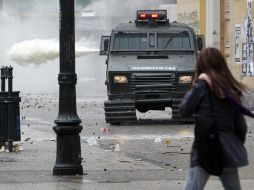 Los policías dispersaron a los estudiantes con chorros de agua. EFE  /