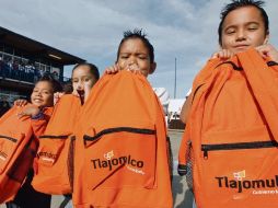 Enrique Alfaro comenzó ayer la entrega de uniformes y útiles escolares en la Zona Valle. S. NÚÑEZ  /