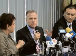 En el micrófono, Óscar Benavides; a su izquierda, Manuel Herrera. A. CAMACHO  /