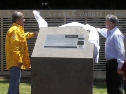 Emilio González (der.) será quien solicitará los recursos al Presidente de la República Felipe Calderón (izq.). ARCHIVO  /