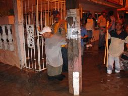 En algunas colonias de Mazatlán, Sinaloa, el agua llegó hasta las rodillas de los habitantes. EL UNIVERSAL  /