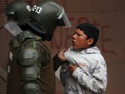 Los enfrentamientos entre manifestantes y la Policía estallaron ayer en varios puntos de Santiago. AP  /