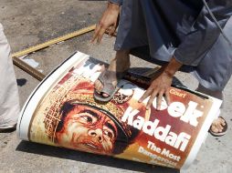 La gente pisotea un cartel del líder Muamar Gadhafi. REUTERS  /