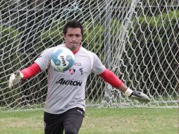 El arquero Miguel Pinto despeja la pelota durante la práctica rojinegra. M. FREYRÍA  /