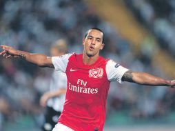 Theo Walcott anotó el segundo gol del Arsenal ante el Udinese, que le significó el triunfo de 2-1 (global 3-1). REUTERS  /