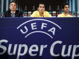 Pedro Rodríguez (ctr) y Cesc Fábregas (der) durante una conferencia de prensa previa al partido de la Supercopa Europea. AFP  /