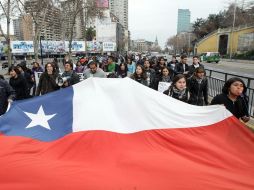 Cuatro contingentes se aprestan a marchar por segundo día en Santiago de Chile. EFE  /