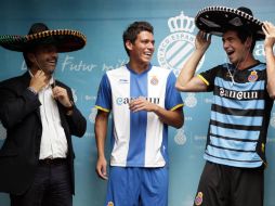 August Newton y los jugadores del Espanyol Hector Moreno y Jordi Amat visten la playera con 'Cancún' al frente. REUTERS  /