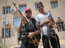 El llamado se da luego de que Silvio Berlusconi anunciará la descongelación de 350 millones de euros para ayuda rebelde. EFE  /