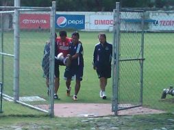 El jugador de Chivas, Omar Esparza, no pudo levantarse por si mismo tras la lesión. A.RAMÍREZ  /