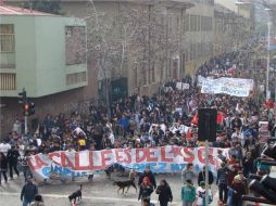 Miles de personas, marcharon hoy por las calles de Santiago, en la segunda jornada del paro nacional. NOTIMEX  /