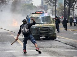 Grupos de encapuchados provocaron disturbios al finalizar la manifestación. AFP  /