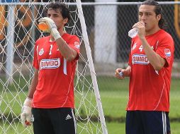 Los jugadores de Chivas, Luis Michel, y Héctor Reynoso, durante sesión de entrenamiento en Verde Valle. A.CAMACHO  /