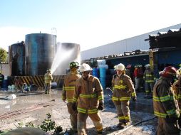 Cinco tanques de químicos se incendiaron esta tarde en una bodega. Había riesgo de explosión. AO. RUVALCABA  /