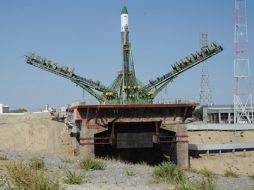 Un grupo de especialistas mientras observan el Soyuz- U. EFE  /