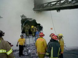Bomberos entran al inmuble tras realizar un boquete para extraer a personas atrapadas. Imagen tomada de Twitter @066mty  /