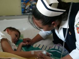 Enfermera atiende a un menor de edad en el Hospital Civil Dr. Juan I. Menchaca. ARCHIVO.  /