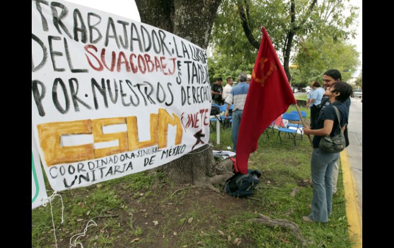 Una comitiva de profesores del COBAEJ ha mantenido un plantón durante dos días a las afueras de Casa Jalisco. A. GARCÍA  /