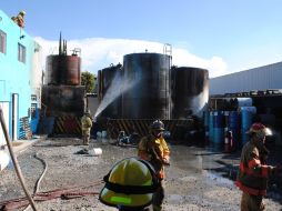 Al menos 70 bomberos de diferentes unidades municipales acudieron a la emergencia. O. RUVALCABA.  /