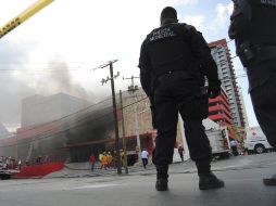 Policías vigilan la zona tras el ataque al casino. EFE  /