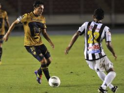 El jugador de Pumas Salvador Medina (i) es marcado por Carlos Rodríguez, de Tauro. EFE  /