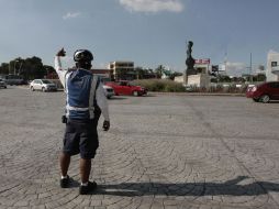 No obstante la falta de semáforos y señalamientos, la circulación en la Glorieta Minerva quedó abierta ayer. A. HINOJOSA  /