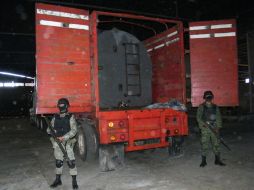 Militares resguardan uno de los vehículos asegurados. ESPECIAL  /