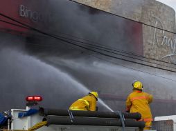 Bomberos de Monterrey sofocan el fuego en el Casino Royale. AP  /