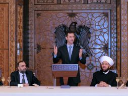 Bachar Al Assad habla durante un banquete en honor a clérigos musulmanes en Damasco. EFE  /