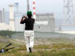 Un jugador de golf cerca de las instalaciones de un centro de investigación nuclear en la provincia de Ibaraki. EFE  /