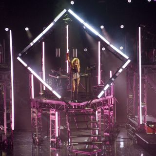 Joe Jonas y Kesha prenden el escenario