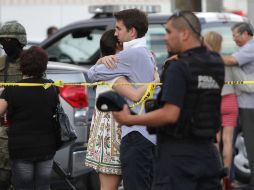 Familiares de las víctimas se lamentan tras el ataque que ocasionó el fallecimiento de al menos 52 personas. EFE  /