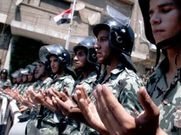 Soldados egipcios realizan la, oración de los viernes hoy, en El Cairo. AP  /
