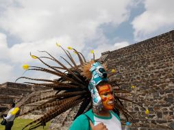 En medio de la ceremonia para encender el fuego, danzantes amenizaron con movimientos el acto. S. NÚÑEZ  /