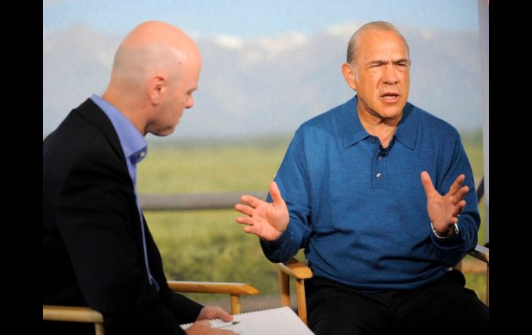 El reportero Dan Burns, entrevista a Angel Gurría hoy, en Jackson Hole, Wyoming. REUTERS  /