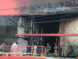 Peritos de la PGR y de la Procuraduría del Estado, realizan peritajes en el Casino Royale. NOTIMEX  /