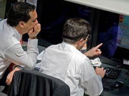 El Presidente Calderón, junto con su gabinete de seguridad, deja una ofrenda floral frente al lugar de los hechos. NTX  /