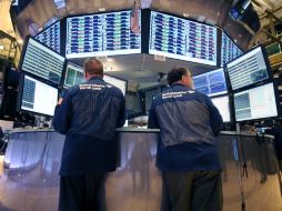 Corredores en Wall Street observan las cotizaciones de hoy. EFE  /