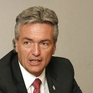 Actual administración debe comparecer sobre banquetas: Petersen