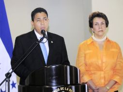 Reynaldo Sánchez y Mireya Aguerro leen un comunicado en donde reconocen al Estado palestino. EFE  /