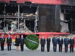 El Presidente Felipe Calderón deja una ofrenda floral como homenaje a los fallecidos en el Casino Royale. NTX  /