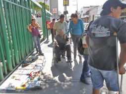 La obstrucción de banquetas por parte de ambulantes también en el Hospital Ayala (en la imagen) se presenta este problema. A. HINOJOSA  /