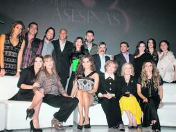 Pedro Torres (al centro) junto al elenco que participó en la tercera temporada de Mujeres asesinas. NTX  /