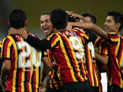 Los jugadores de los Leones Negros festejan su primera victoria en el Jalisco en la temporada. MEXSPORT  /