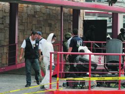 Peritos de la PGR y la Procuraduría del Estado laboran en el casino Royale. NTX  /