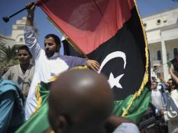 Rebeldes durante los rezos del viernes en la Mezquita Al-Kabir de la ciudad de Tripoli. EFE  /
